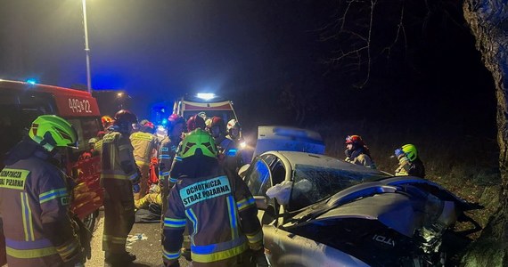 Jedna osoba zginęła a dwie są poważnie ranne po wypadku samochodu osobowego w Kameli na Kaszubach. W niedzielę nad ranem auto uderzyło w drzewo.