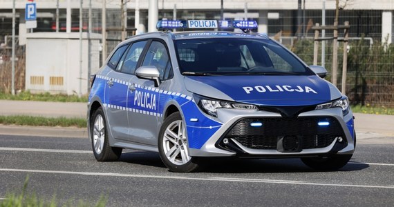 46-letni kierowca toyoty w niedzielę rano uderzył w filar wiaduktu na Trasie Łazienkowskiej w Warszawie. Mężczyzna zginął na miejscu.