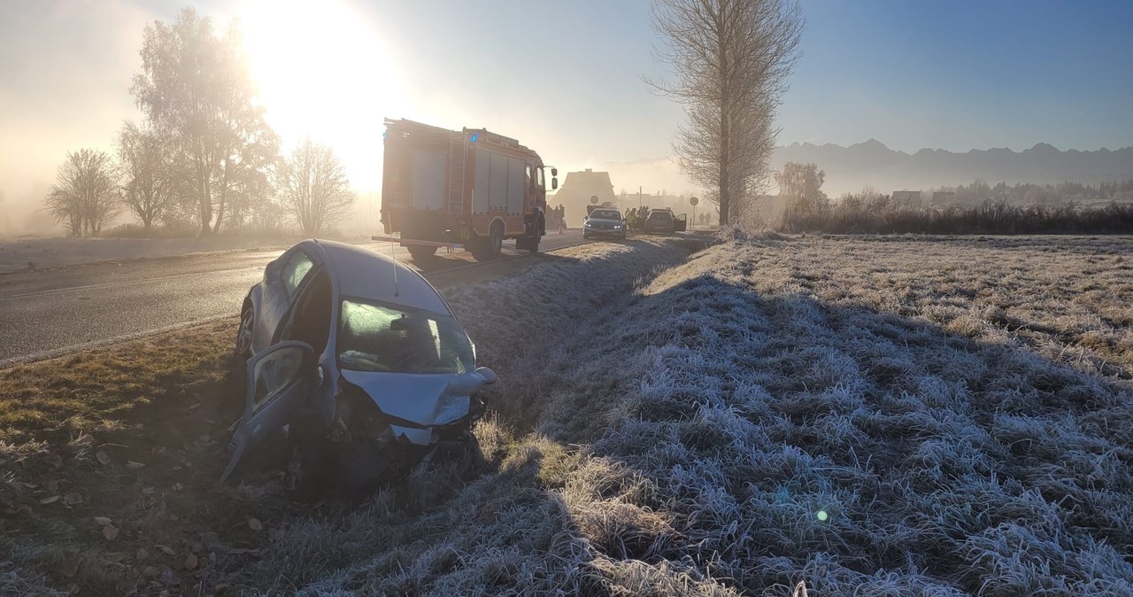  Niebezpiecznie na drogach w górach. Samochody wpadły do rowu