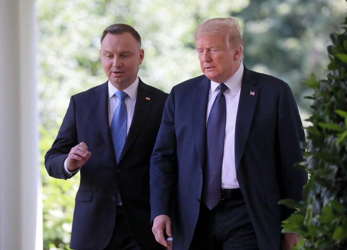 Andrzej Duda nie planował w piątek wylotu do USA na spotkanie z Donaldem Trumpem, a Kancelaria Prezydenta nie organizowała takiej wizyty - zapewniają przedstawiciele kancelarii Małgorzata Paprocka i Mieszko Pawlak. Prezydent nie rozmawiał także telefonicznie z Trumpem, który z przytupem wraca do Białego Domu.