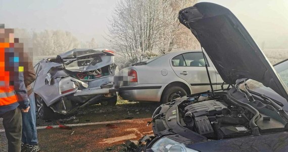 W niedzielę rano na drodze krajowej 49 w Białce Tatrzańskiej na Podhalu w trzech wypadkach uczestniczyło łącznie 11 samochodów. Jest bardzo ślisko: auta wpadały do rowu lub zderzały się ze sobą.
