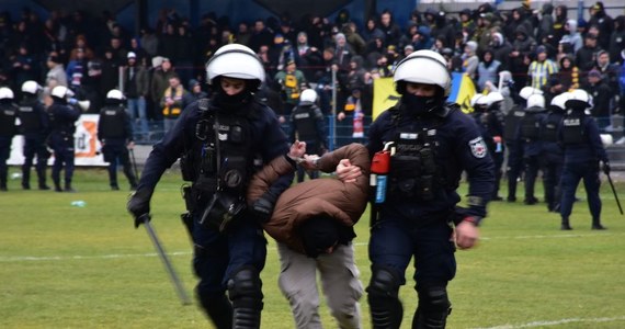 Policjanci z Podkarpacia zatrzymali po meczu JKS Jarosław - Karpaty Krosno agresywnego kibica, który zaatakował zawodników gości. Victor Guedes, brazylijski obrońca Karpat, na Instagramie napisał, że padł również ofiarą rasistowskiego ataku.