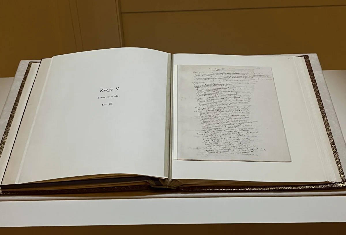 Takich tłumów w Muzeum Pana Tadeusza we Wrocławiu nie było już dawno. Z okazji Święta Niepodległości przez cały długi weekend można tam oglądać oryginał rękopisu historycznego dzieła Adama Mickiewicza - "Pana Tadeusza". Ze względów konserwatorskich może być prezentowany jedynie przez 120 godzin w roku. 