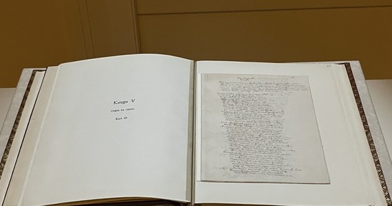 Takich tłumów w Muzeum Pana Tadeusza we Wrocławiu nie było już dawno. Z okazji Święta Niepodległości przez cały długi weekend można tam oglądać oryginał rękopisu historycznego dzieła Adama Mickiewicza - "Pana Tadeusza". Ze względów konserwatorskich może być prezentowany jedynie przez 120 godzin w roku. 