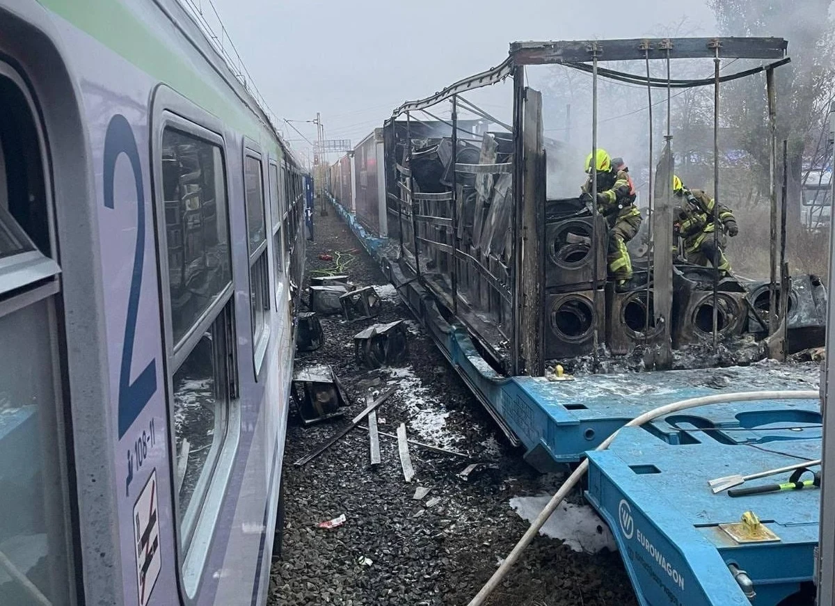 Ok. 1000 osób trzeba było ewakuować z pociągu specjalnego w okolicy dworca Poznań Górczyn. To kibice Legii Warszawa, którzy jechali na mecz z Lechem Poznań. Powodem był poważny pożar składu towarowego, jadącego równoległym torem. 