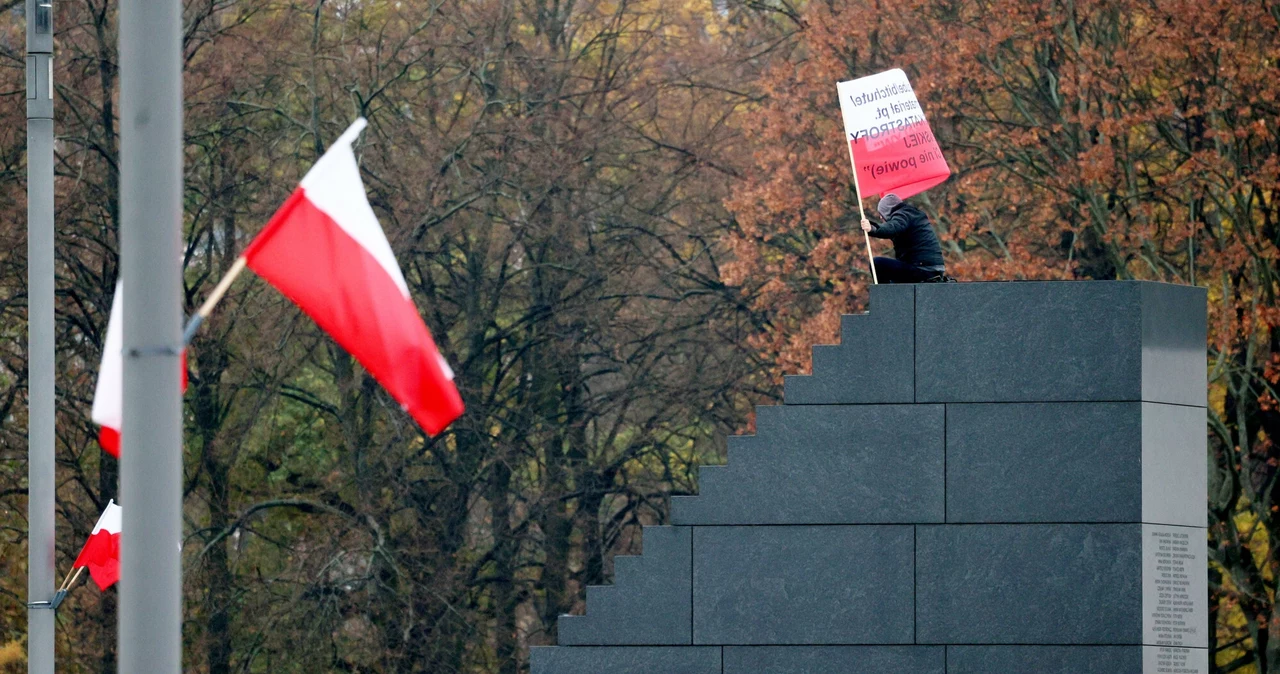 Policja ujawnia dalsze losy mężczyzny, który wtargnął na pomnik smoleński