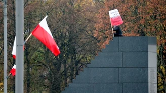 Wszedł na pomnik smoleński. Nowe informacje o stanie mężczyzny