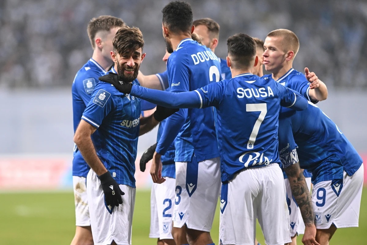 Aż 7 bramek padło w rozegranym w Poznaniu meczu Lecha z Legią Warszawa. Triumfowali gospodarze - spotkanie zakończyło się wynikiem 5:2. 