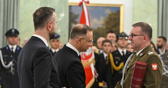 Nominacje generalskie i admiralskie dwunastu oficerom Wojska Polskiego wręczył w przeddzień Święta Niepodległości prezydent Andrzej Duda. Awanse generalskie otrzymali też trzej oficerowie Państwowej Straży Pożarnej oraz trzej oficerowie policji.