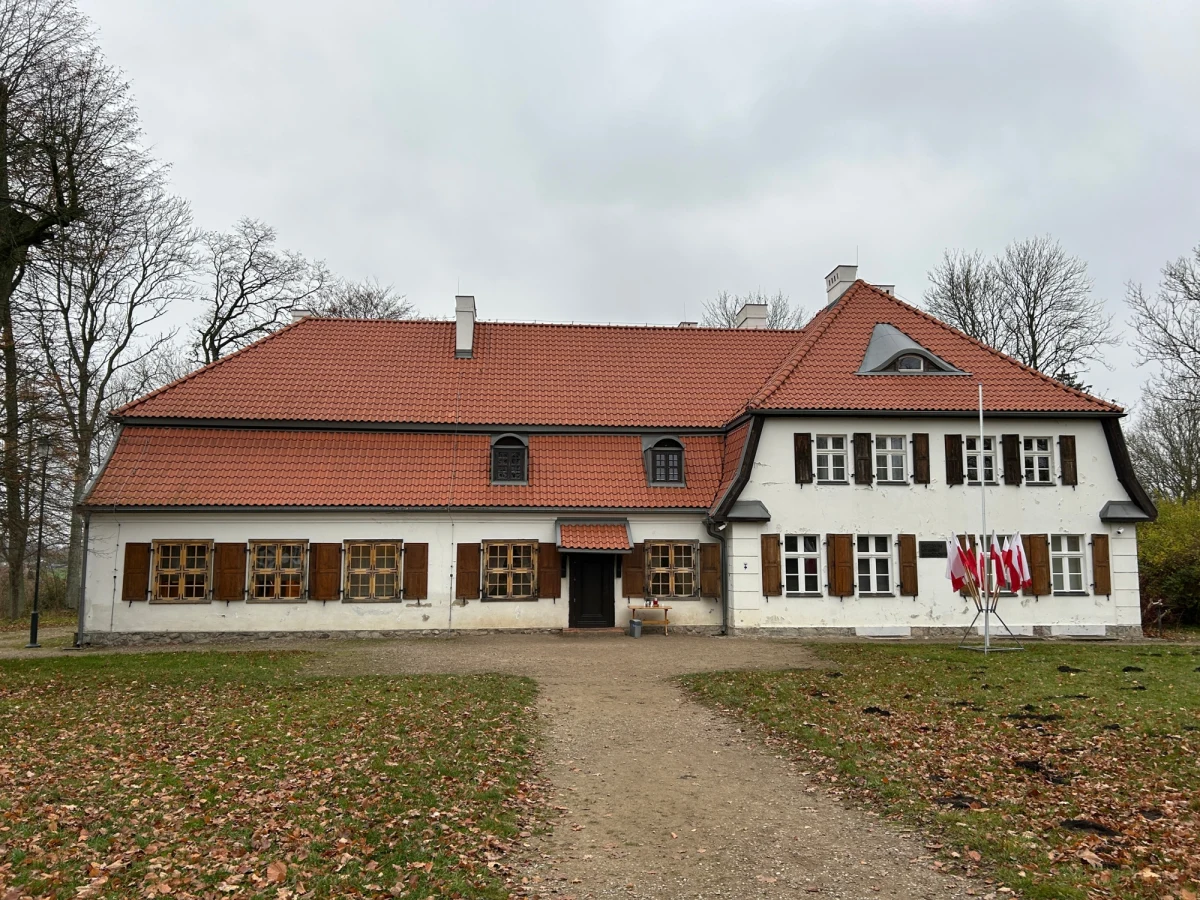 Będomin, miejscowość niedaleko Kościerzyny na Pomorzu, to miejsce, gdzie urodził się i wychował Józef Wybicki. Obecnie w dawnym Dworze Wybickich mieści się Muzeum Hymnu Narodowego. „Józef Wybicki, pomimo że współcześnie kojarzony głównie jest jako autor Mazurka Dąbrowskiego, był postacią o wielu twarzach i zainteresowaniach” - mówi RMF FM Przemysław Rey, kurator Muzeum Hymnu Narodowego.