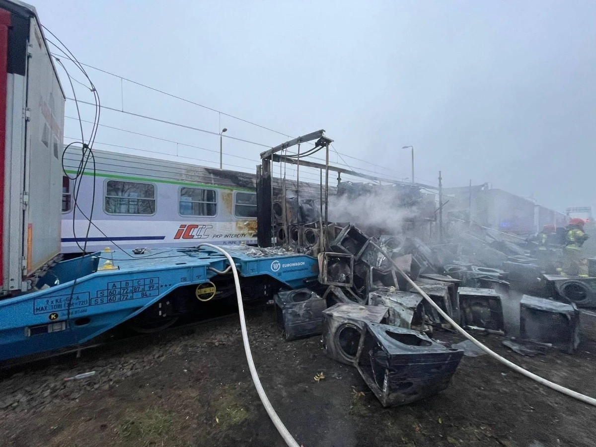 Wielkopolska policja przekazała nowe informacje w sprawie pożaru pociągów na stacji Poznań Górczyn. Ogień najpierw objął skład towarowy, a potem także wagony pociągu osobowego, którym podróżowali kibice Legii Warszawa. "Pożar przypuszczalnie wybuchł w wyniku rzuconych rac" - informuje policja w krótkim komunikacie, który zamieszczono w mediach społecznościowych. 