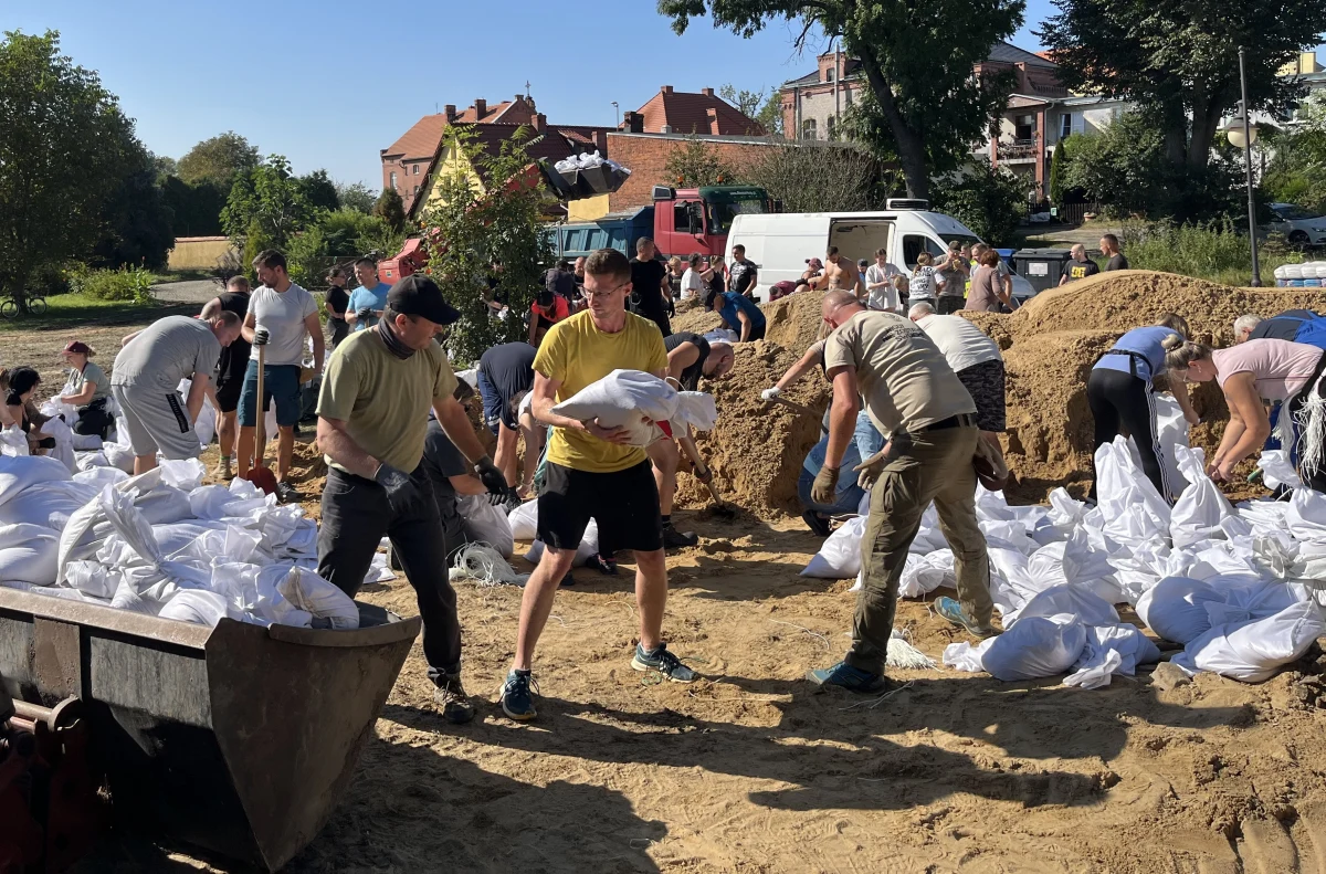 Patriotyzm różne ma oblicza. To dbanie o lokalną społeczność, małe i wielkie działania na rzecz innych. Mieszkańcy Dolnego Śląska przekonali się o tym podczas wrześniowej powodzi.