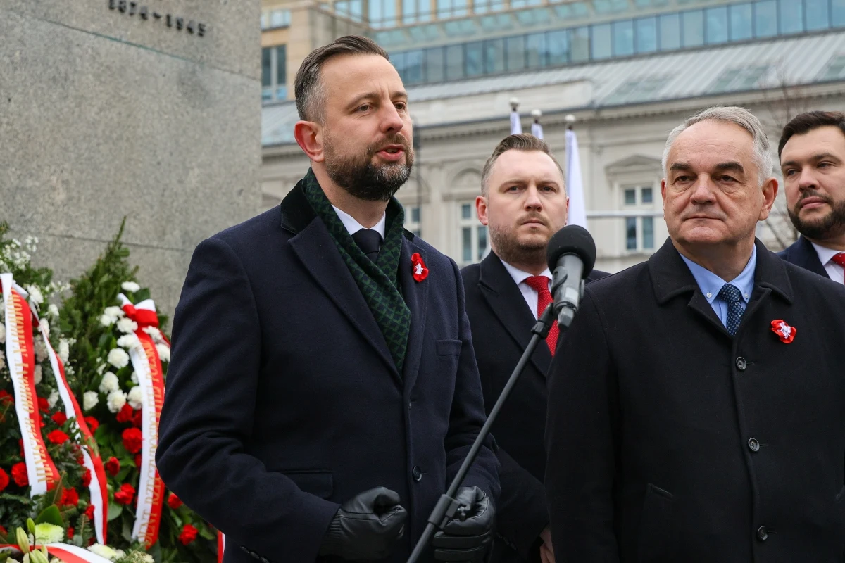 "Będziemy rozmawiać z Sekretarzem Generalnym NATO Markiem Rutte i naszymi przyjaciółmi z USA o rozszerzeniu działania tarczy antyrakietowej" - powiedział w poniedziałek wicepremier, szef MON Władysław Kosiniak-Kamysz. Dodał, że otwarcie bazy w Redzikowie to dowód trwałości polsko-amerykańskiego sojuszu.