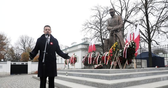 Prezydent Warszawy zaznaczył w swoim dzisiejszym wystąpieniu, że święto odzyskania niepodległości jest szczególnie istotne w obecnej sytuacji geopolitycznej. "Musimy demonstrować, że Polska jest niezniszczalna" - zaapelował Rafał Trzaskowski.