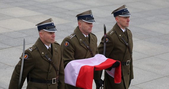 Prezydent Andrzej Duda złożył w poniedziałek, w dniu Narodowego Święta Niepodległości, wieńce przed znajdującymi się przy Trakcie Królewskim pomnikami Ojców Niepodległości. W południe przed Grobem Nieznanego Żołnierza w Warszawie rozpoczęły się centralne obchody Narodowego Święta Niepodległości z udziałem m. in. marszałka Sejmu Szymona Hołowni i marszałek Senatu Małgorzaty Kidawy-Błońskiej.