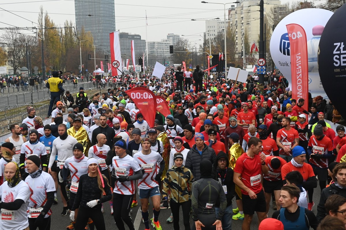 Około 19 tys. osób przebiegło dzisiaj ulicami Warszawy w 34. Biegu Niepodległości. Jak co roku wystartował on punktualnie o godz. 11:11, a uczestnicy mieli do przebycia 10 km. W tegorocznej imprezie pierwsze miejsce zajął Węgier Levente Szemerei z czasem 29.10, natomiast wśród kobiet najszybsza okazała się Ukrainka Maria Mazurenko - 33.00.