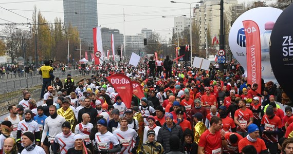 Około 19 tys. osób przebiegło dzisiaj ulicami Warszawy w 34. Biegu Niepodległości. Jak co roku wystartował on punktualnie o godz. 11:11, a uczestnicy mieli do przebycia 10 km. W tegorocznej imprezie pierwsze miejsce zajął Węgier Levente Szemerei z czasem 29.10, natomiast wśród kobiet najszybsza okazała się Ukrainka Maria Mazurenko - 33.00.