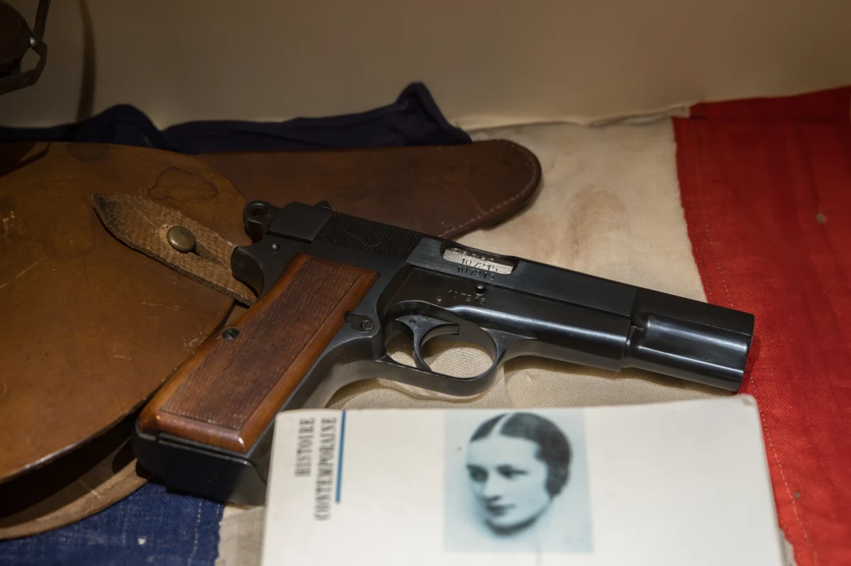 "To jest postać, o której powinien powstać moim zdaniem film hollywoodzki. Jej życie jest rozpięte na osi od I wojny światowej, w której brała udział jako agentka, czołgająca się po linii frontu z zadaniami od marszałka Piłsudskiego, aż do okresu gomułkowskiego, w którym umiera w małym mieszkaniu na Alejach Jerozolimskich" - tak mówił o Władysławie Macieszy, kurierce wywiadu Armii Krajowej Marek Łuszczyna, reporter i pisarz. 