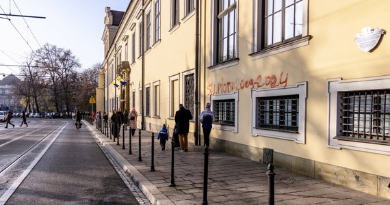 Nad ranem w poniedziałek pod kurią przy ul. Franciszkańskiej w Krakowie podpalił się mężczyzna. 