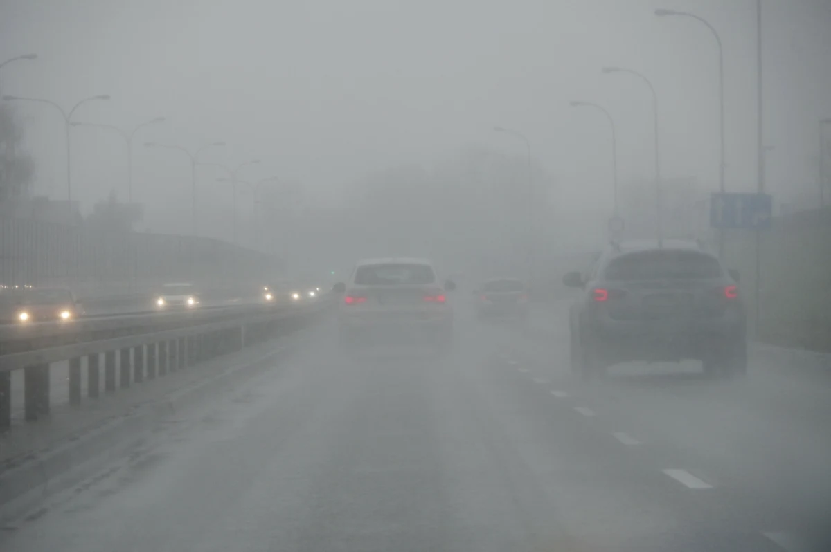 Instytut Meteorologii i Gospodarki Wodnej wydał ostrzeżenia pierwszego stopnia przed marznącymi mżawkami na północnym zachodzie Polski oraz przed gęstą mgłą na południu i południowo-zachodnich krańcach kraju.