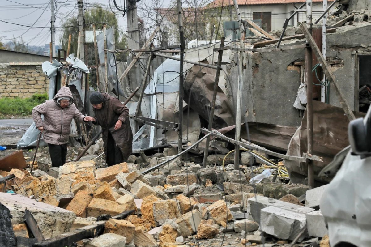 "Ciała trójki dzieci wydobyto w mieście Krzywy Róg w Ukrainie spod gruzów budynku mieszkalnego, w który w poniedziałek uderzył rosyjski pocisk rakietowy" - poinformował we wtorek szef regionalnych władz Serhij Łysak. Tym samym liczba ofiar śmiertelnych ataku wzrosła do czterech. Siedem natomiast zostało rannych.