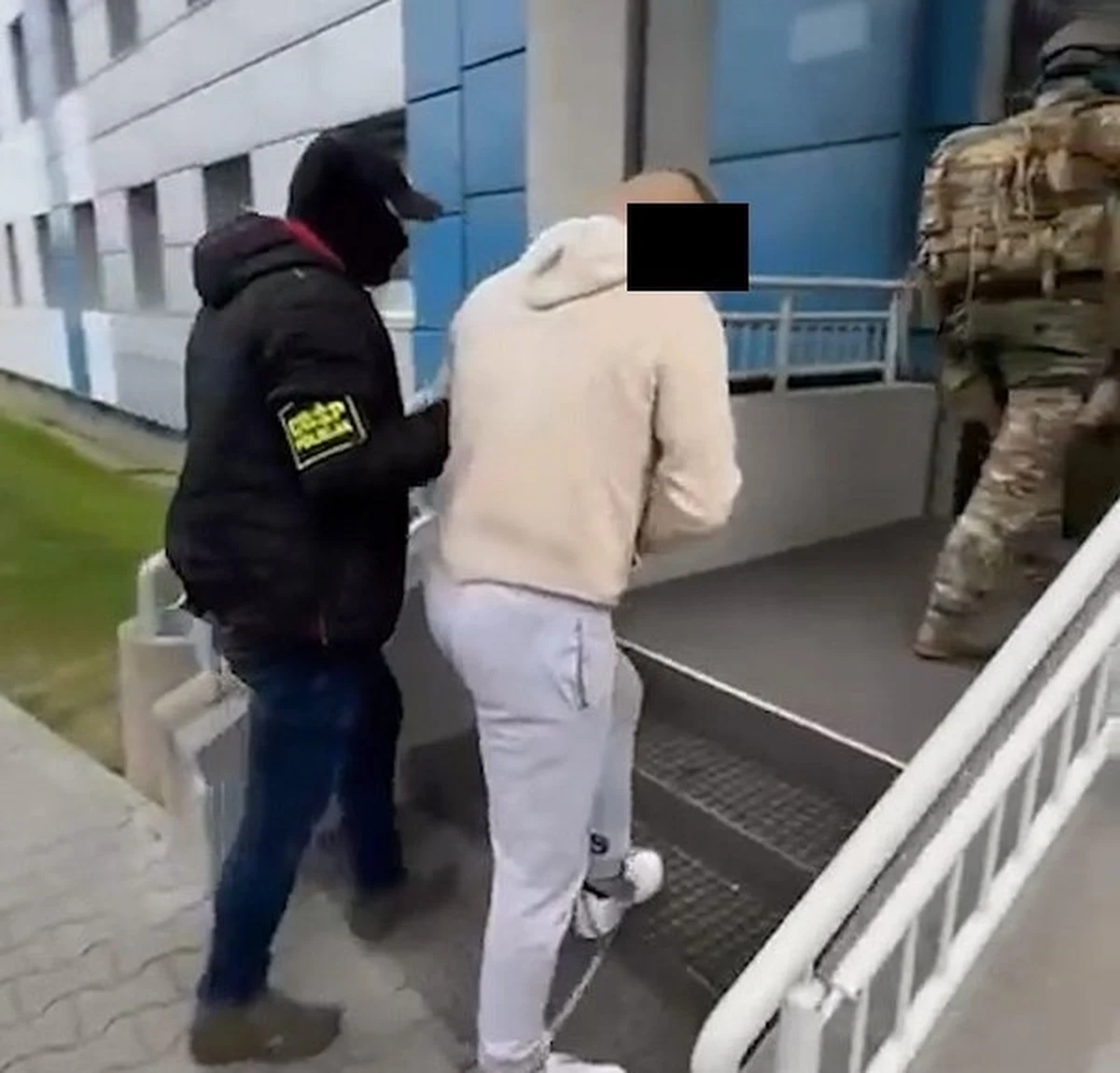 W ręce policjantów CBŚP wpadły trzy osoby podejrzane o zabójstwo mężczyzny sprzed 19 lat. Do zbrodni doszło w 2005 roku w woj. śląskim. Wszyscy trafili do tymczasowego aresztu.