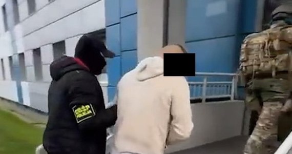 W ręce policjantów CBŚP wpadły trzy osoby podejrzane o zabójstwo mężczyzny sprzed 19 lat. Do zbrodni doszło w 2005 roku w woj. śląskim. Wszyscy trafili do tymczasowego aresztu.