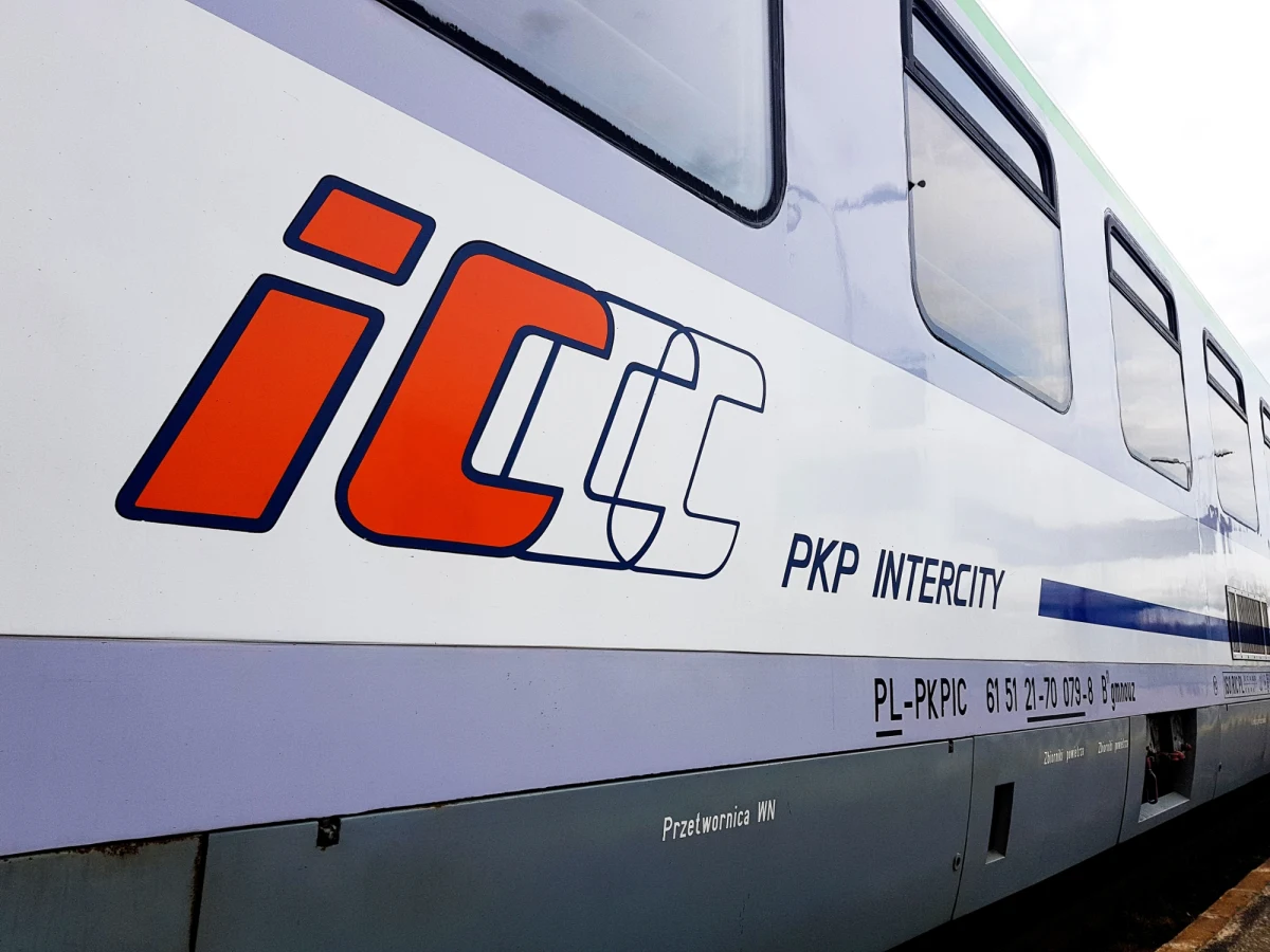 O krok od kolejowej tragedii niedaleko Gliwic w Śląskiem. W poniedziałek pociąg Intercity wjechał tam w metalową konstrukcję, która znajdowała się na torowisku. Sprawą zajmuje się już policja.