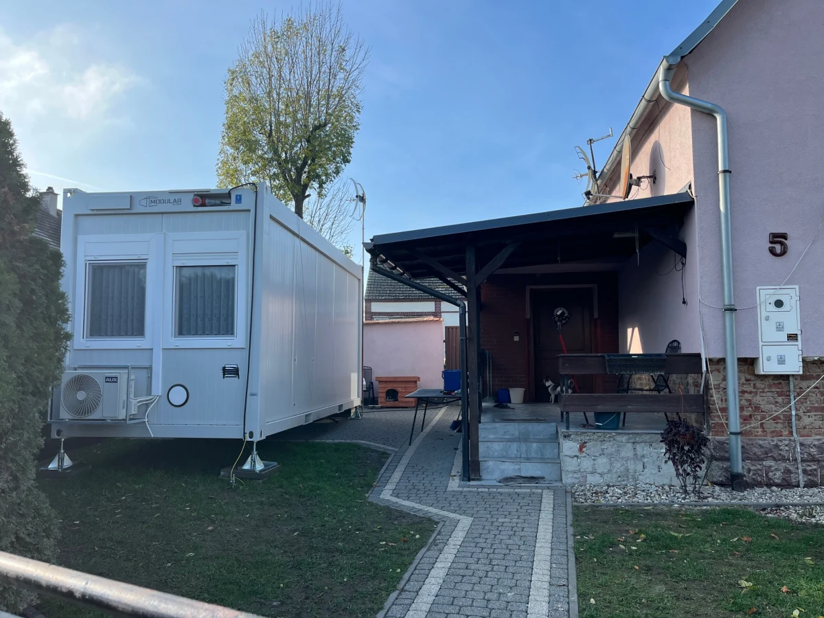 150 powodzian z gminy Lewin Brzeski wciąż nie może wrócić do swoich "czterech ścian". Część osób mieszka w pensjonatach i wynajmowanych mieszkaniach, a część w kontenerach. Pojechaliśmy do Wronowa - jednej z najbardziej poszkodowanych wiosek, aby sprawdzić, jak radzą sobie w nich mieszkańcy.