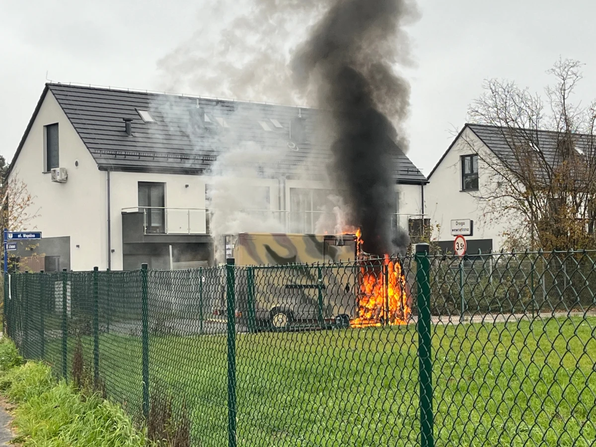 Słup czarnego dymu unosił się nad wrocławskim Ołtaszynem. Przed wjazdem do miasta od strony Radomierzyc palił się kamper z akcesoriami militarnymi zaparkowany przy jednym z domów. Na miejscu pojawił się wóz strażacki, który walczył z ogniem.