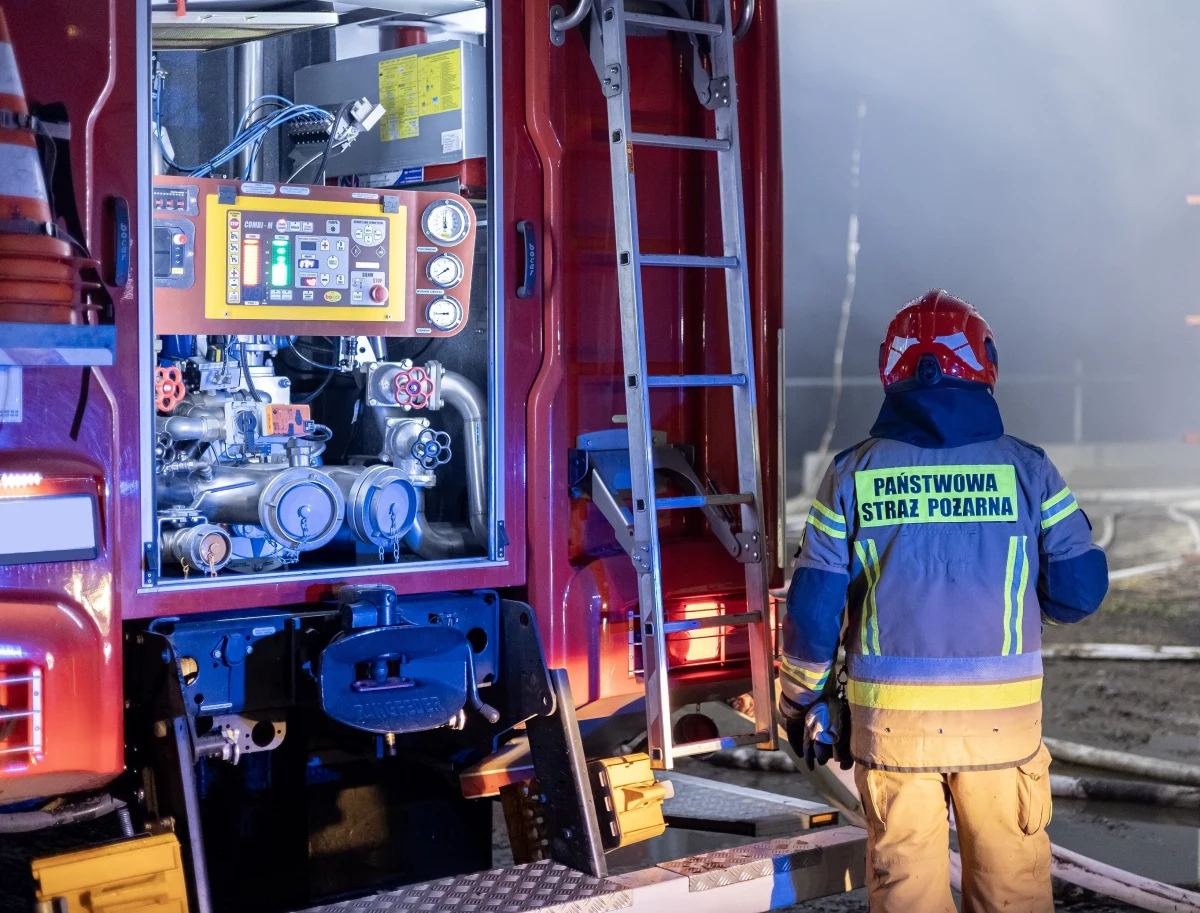 Pięć osób ucierpiało w pożarze mieszkania w kamienicy w Zbąszyniu w Wielkopolsce. Strażacy ewakuowali matkę z trojgiem dzieci. Ucierpiał też mąż kobiety, który usiłował przyjść z pomocą rodzinie.