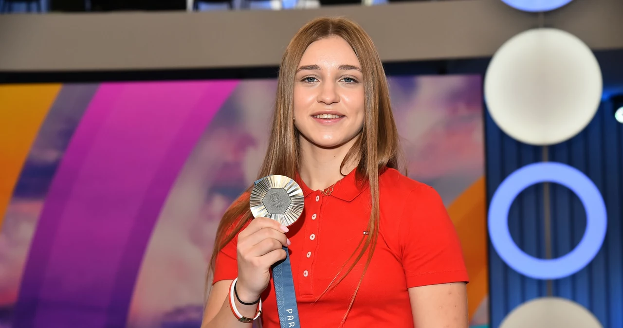 Julia Szeremeta prezentuje swój olimpijski medal w studiu programu "Halo, tu Polsat"