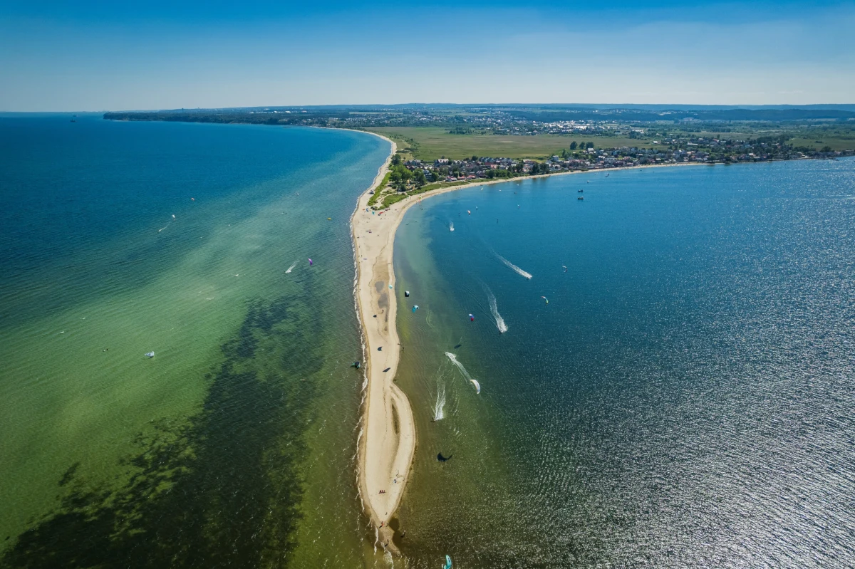 W Rewie, malowniczej miejscowości nad Zatoką Pucką, lada chwila ruszą prace związane z budową nowej opaski brzegowej oraz remontem istniejącej. Ma to wpłynąć na poprawę bezpieczeństwa powodziowego. Powstanie nowy trakt spacerowy wzdłuż brzegu.