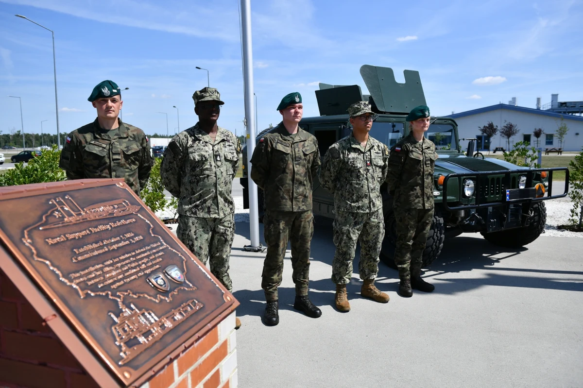System obrony przeciwrakietowej Aegis Ashore w Redzikowie zostanie dziś oficjalnie otwarty. Baza ma być ważnym elementem ochrony NATO. "Jest to niezwykle istotny element systemu obrony przeciwrakietowej" - mówi RMF FM prof. Piotr Mickiewicz z Uniwersytetu Gdańskiego. Ekspert wskazuje na dwie podstawowe funkcje bazy: możliwość zestrzelenia rakiet oraz monitorowanie przestrzeni powietrznej potencjalnych przeciwników. 