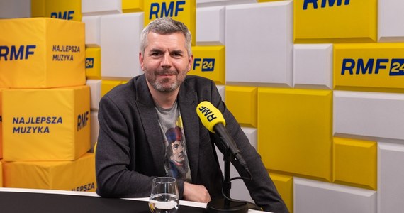 "Jestem przekonany, że gdybyśmy zostali w klubie Lewicy, to bylibyśmy skazani na rozmycie w ramach tego szerokiego liberalnego obozu" - mówił w Rozmowie o 7:00 w Radiu RMF24 Maciej Konieczny, współzałożyciel partii Razem. Poseł bardzo krytycznie ocenił postawę polskiej prawicy po zwycięstwie Trumpa. "Mamy do czynienia z jakąś wasalną mentalnością. Co to w ogóle jest, że politycy prawicy prześcigają się w donosach do 'dobrego cara z Waszyngtonu'? Biją brawo w polskim Sejmie i skandują: Donald Trump? To jest bardzo dalekie od "wstawania z kolan'" - mówił gość Tomasz Terlikowskiego. 