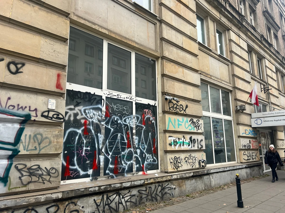 Centrum europejskiej stolicy. Odcinek kilkuset metrów ul. Marszałkowskiej. Trudno na nim znaleźć choć jeden budynek, który nie byłby jeszcze zniszczony przez wandali. Zapytaliśmy prezydenta Warszawy Rafała Trzaskowskiego, co sądzi o tak szpecącym procederze w swoim mieście.