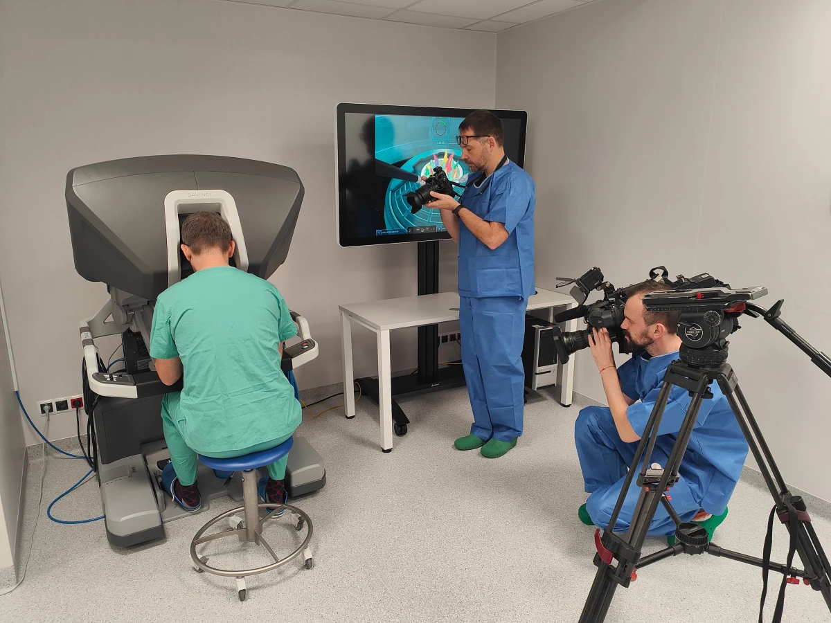 Ma być szybciej, precyzyjniej, bezpieczniej i mniej boleśnie - na chirurgii dziecięcej w Uniwersyteckim Szpitalu Klinicznym przy Borowskiej we Wrocławiu ruszyły operacje z wykorzystaniem robota da Vinci. Do tej pory sprzęt był wykorzystywany tylko w zabiegach u dorosłych. Teraz zajmie się także małymi pacjentami.