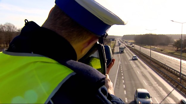 Rząd szykuje rewolucję dla kierowców. Chodzi o zmiany w przepisach drogowych. Szczególnie mają one dotknąć młodych kierowców. Prawo jazdy będą mogli otrzymać niepełnoletni młodzi ludzie, ale pod warunkiem, ze będą jeździć z dorosłymi.Materiał dla "Wydarzeń" przygotował Seweryn Lipoński. 