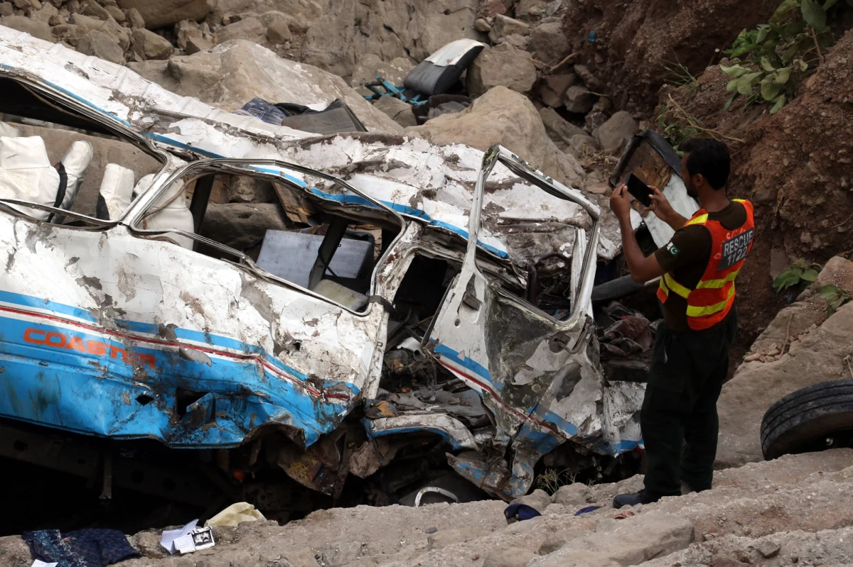 Co najmniej 18 osób utonęło, gdy autobus przewożący ok. 25 weselników wpadł do rzeki Indus w górzystym regonie Gilgit-Baltistan na północy Pakistanu - podała agencja AP. Dotychczas udało się ocalić jedną kobietę. Trwają poszukiwania pozostałych osób.