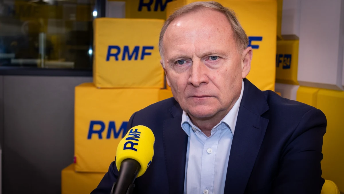"Z całą pewnością marsz był spokojny" – powiedział w Popołudniowej rozmowie w RMF FM wiceminister spraw wewnętrznych i administracji Czesław Mroczek, komentując Marsz Niepodległości, który 11 listopada przeszedł ulicami Warszawy. Polityk wyliczył, że wydarzenie zabezpieczało ponad 5 tys. policjantów. Odnosząc się do akcji protestacyjnej mundurowych, stwierdził, że "wiemy, na kim można polegać w tej służbie". Podziękował "wszystkim, którzy sumiennie wypełniali swoje obowiązki". Poseł KO mówił także, że w tym roku więcej policjantów zostanie przyjetych, niż odejdzie ze służby. "Budżet policji na 2025 r. będzie o 6 mld wyższy w stosunku do tego z 2023 r." – wskazywał Mroczek. Poseł zapowiedział także rozwiązania wycelowane w piratów drogowych.