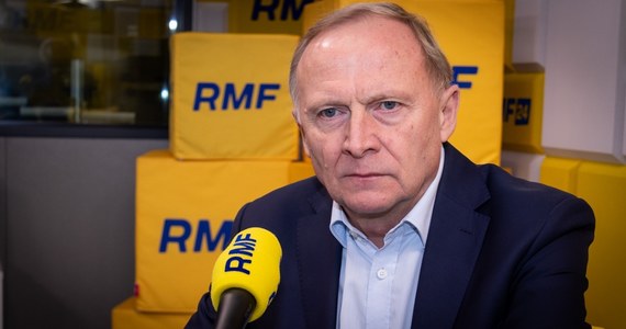 "Z całą pewnością marsz był spokojny" – powiedział w Popołudniowej rozmowie w RMF FM wiceminister spraw wewnętrznych i administracji Czesław Mroczek, komentując Marsz Niepodległości, który 11 listopada przeszedł ulicami Warszawy. Polityk wyliczył, że wydarzenie zabezpieczało ponad 5 tys. policjantów. Odnosząc się do akcji protestacyjnej mundurowych, stwierdził, że "wiemy, na kim można polegać w tej służbie". Podziękował "wszystkim, którzy sumiennie wypełniali swoje obowiązki". Poseł KO mówił także, że w tym roku więcej policjantów zostanie przyjetych, niż odejdzie ze służby. "Budżet policji na 2025 r. będzie o 6 mld wyższy w stosunku do tego z 2023 r." – wskazywał Mroczek. Poseł zapowiedział także rozwiązania wycelowane w piratów drogowych.