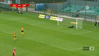 Gol z połowy boiska! Fantastyczne trafienie piłkarza Skry Częstochowa. WIDEO