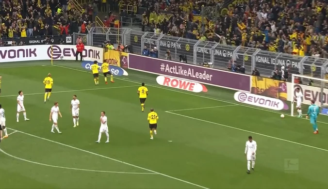 Dortmund pokonał Frankfurt 4:0 i awansował na pierwsze miejsce w tabeli Bundesligi. WIDEO