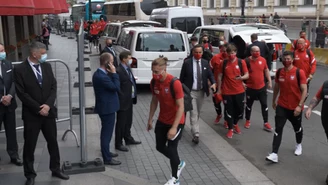 Euro 2020. Relacja z przyjazdu kadrowiczów do hotelu w Sankt Petersburgu. Wideo