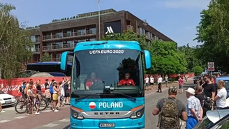 Euro 2020. Garstka kibiców i gromkie okrzyki "Polska" wyjazd z hotelu reprezentacji. Wideo