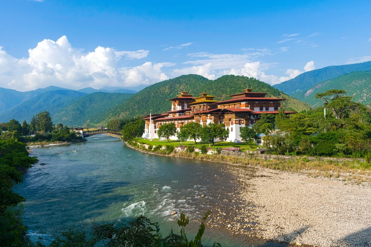 Bhutan ogłosił ambitny plan. Azjatyckie państwo, leżące pomiędzy Indiami a Chinami, chce zbudować Miasto Uważności. Ma w nim zamieszkać ponad milion osób, chociaż cały Bhutan liczy dziś zaledwie ok. 700 tys. obywateli. O sprawie pisze wtorkowy "Independent".