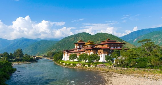 Bhutan ogłosił ambitny plan. Azjatyckie państwo, leżące pomiędzy Indiami a Chinami, chce zbudować Miasto Uważności. Ma w nim zamieszkać ponad milion osób, chociaż cały Bhutan liczy dziś zaledwie ok. 700 tys. obywateli. O sprawie pisze wtorkowy "Independent".