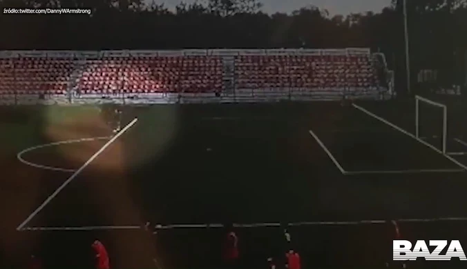 W bramkarza trafił piorun. Zawodnik padł na murawę i nie oddychał. Wideo