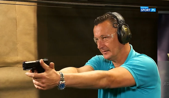 Tomasz Hajto w programie Strzelnica Navala uczy się posługiwać bronią palną (polsat sport). WIDEO