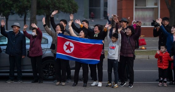 ​Rosyjska propaganda, na tle zacieśniania więzi między Moskwą i Pjongjangiem, stara się zmienić wizerunek Korei Północnej w oczach Rosjan - pisze Radio Swoboda. W rosyjskich szkołach prowadzone są tematyczne zajęcia, a uczniowie pojechali do Korei Północnej na letni obóz.